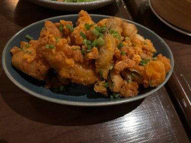 Sebze ve soslu kızarmış tavuk.