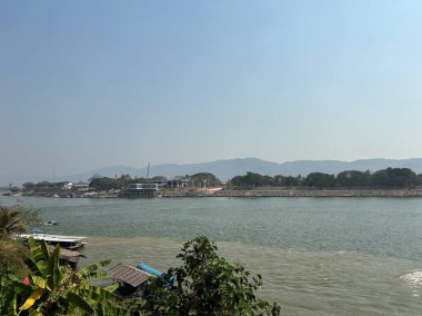 Chiang Mai, Tayland, 21 Şubat 2024: Myanmar, Laos ve Tayland sınırındaki Tayland tarafından Mekong Nehri manzarası