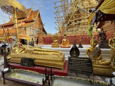 Chiang Mai, Tayland, 21 Şubat 2024: Wat Pha Lat ve Wat Phra Doi Suthep tapınakları Chiang Mai, Tayland, Asya