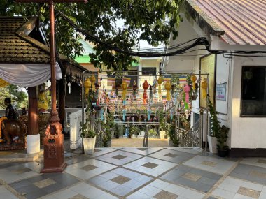 Chiang Mai, Tayland, 21 Şubat 2024: Wat Pha Lat ve Wat Phra Doi Suthep tapınakları Chiang Mai, Tayland, Asya