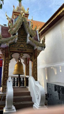 Chiang Mai, Tayland, 21 Şubat 2024: Wat Pha Lat ve Wat Phra Doi Suthep tapınakları Chiang Mai, Tayland, Asya