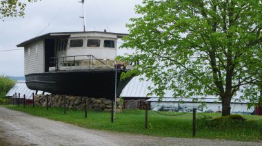 Muhu Adası, Tallinn, Estonya, 16 Mayıs 2023: Estonya, Avrupa 'daki Muhu Adası' ndaki bir balıkçılık ve marina limanının manzaraları