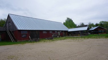 Muhu Adası, Tallinn, Estonya, 16 Mayıs 2023: Estonya, Avrupa 'daki Muhu Adası' ndaki bir balıkçılık ve marina limanının manzaraları