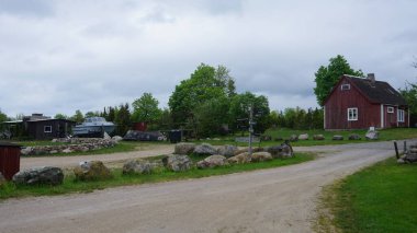 Muhu Adası, Tallinn, Estonya, 16 Mayıs 2023: Estonya, Avrupa 'daki Muhu Adası' ndaki bir balıkçılık ve marina limanının manzaraları