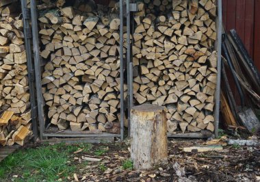 Estonya 'daki Muhu adasında kuru odunlarla kaplanmış.