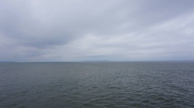 Feribotla Muhu Adası 'ndan Estonya, Avrupa' daki Tallinn 'e giden manzara.