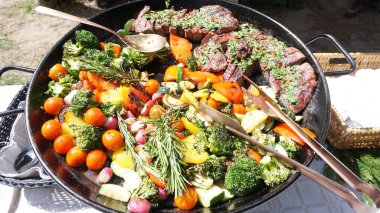 Estonya 'nın Lne-Viru ilçesi Haljala belediyesinde yer alan Ksmu ormanlarında fantastik piknik