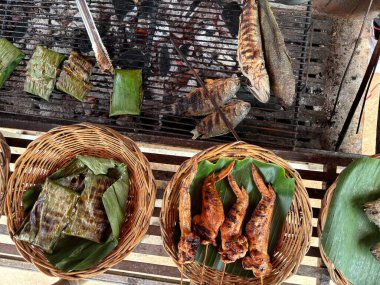 Baharatlı ve sebzeli ızgara kalamar.