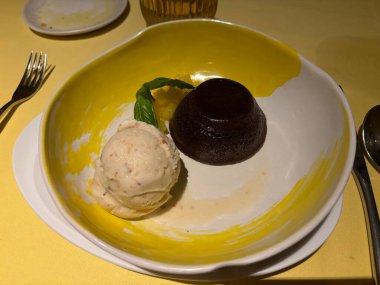 lezzetli çikolatalı pasta krema ile