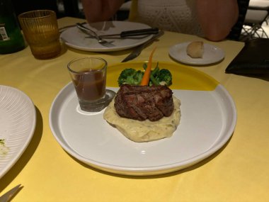 Sebze ve soslu ızgara biftek.