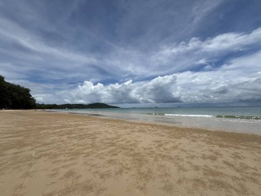 Deniz dalgaları ve gökyüzü olan güzel sahil