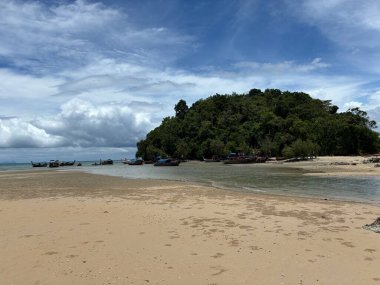 Deniz ve mavi gökyüzü olan güzel sahil