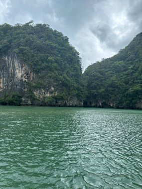 Dağlardaki nehrin güzel manzarası