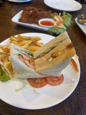 Sebzeli kızarmış tavuk.