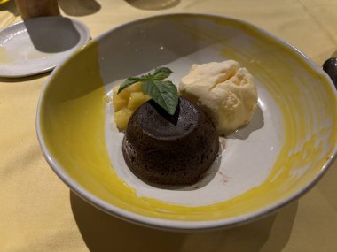 Çikolatalı ve kremalı lezzetli tatlı.