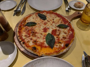 Peynirli ve domates soslu pizza.