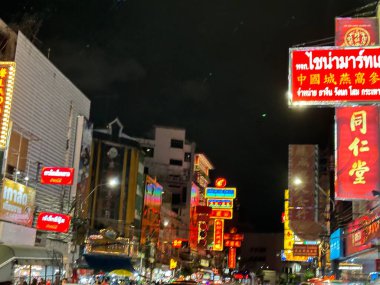 Bangkok, Tayland, 29 Ağustos 2024: Bangkok, Tayland, Asya 'daki Çin Mahallesi gece pazarında sokak yemeği ve atmosferi