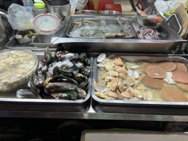 Deniz ürünleri satan bir market.