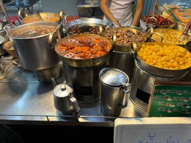 Lezzetli Asya yemeklerinin yakın görüntüsü