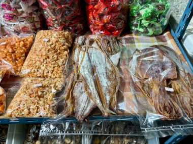 Barselona 'daki markette taze meyveler