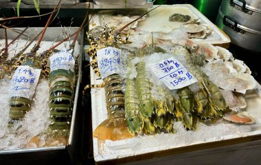 Pazarda taze deniz ürünleri