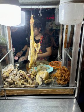 Bangkok, Tayland, 29 Ağustos 2024: Bangkok, Tayland, Asya 'daki Çin Mahallesi gece pazarında sokak yemeği ve atmosferi