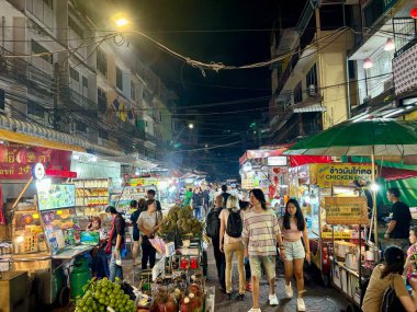 Bangkok, Tayland, 29 Ağustos 2024: Bangkok, Tayland, Asya 'daki Çin Mahallesi gece pazarında sokak yemeği ve atmosferi