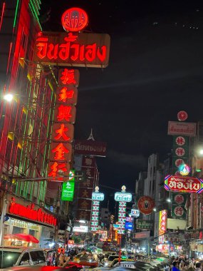 Bangkok, Tayland, 29 Ağustos 2024: Bangkok, Tayland, Asya 'daki Çin Mahallesi gece pazarında sokak yemeği ve atmosferi