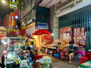Bangkok, Tayland, 29 Ağustos 2024: Bangkok, Tayland, Asya 'daki Çin Mahallesi gece pazarında sokak yemeği ve atmosferi
