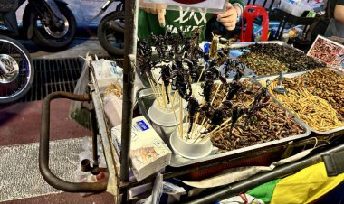 Bangkok, Tayland, 29 Ağustos 2024: Bangkok, Tayland, Asya 'daki Çin Mahallesi gece pazarında sokak yemeği ve atmosferi