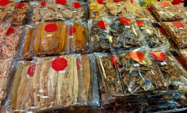 Pazarda çeşitli kurutulmuş meyve ve baharatlar var..