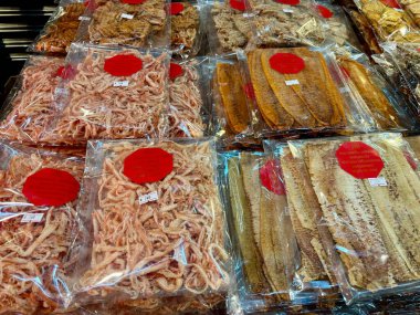 Piyasada farklı türde makarna.