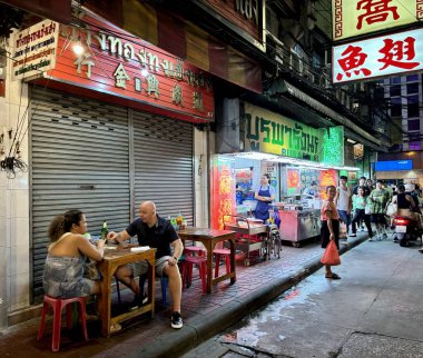 Bangkok, Tayland, 29 Ağustos 2024: Bangkok, Tayland, Asya 'daki Çin Mahallesi gece pazarında sokak yemeği ve atmosferi