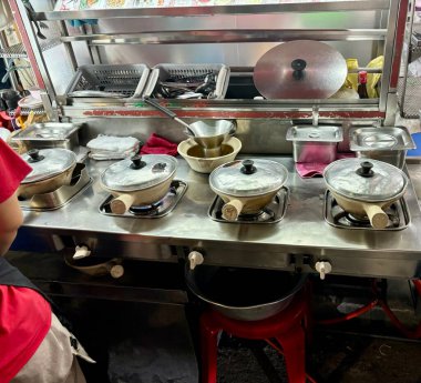 Mutfakta yemek yapmak.