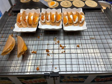 Fırında bir sürü ekmek.