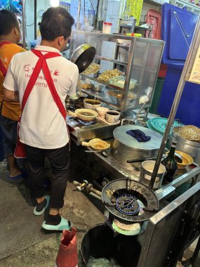 Bangkok, Tayland, 29 Ağustos 2024: Bangkok, Tayland, Asya 'daki Çin Mahallesi gece pazarında sokak yemeği ve atmosferi