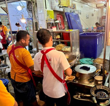 Bangkok, Tayland, 29 Ağustos 2024: Bangkok, Tayland, Asya 'daki Çin Mahallesi gece pazarında sokak yemeği ve atmosferi