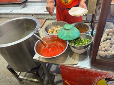 Şef markette yemek pişiriyor.