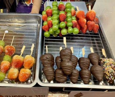 Markette yüksek kalitede sokak yemekleri var.