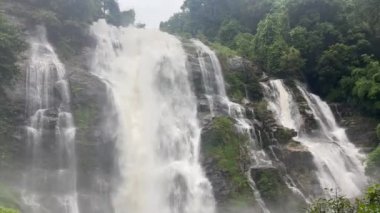 Doi Inthanon Ulusal Parkı 'ndaki Chom Tanga Ban Luang Şelalesinde Vatchirathan Şelalesi Kuzey Tayland, Hindiçin, Asya