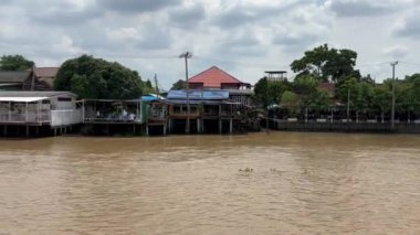 Thai köyündeki nehir.