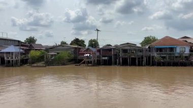 Tayland 'daki nehirdeki köy.
