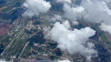 Gökyüzünde uçak kanadı