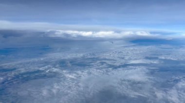 Bulutlarda uçağın kanadının havadan görünüşü