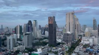 Alacakaranlıkta gökyüzü ve ufuk çizgileri olan Bangkok silueti