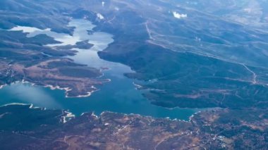 Dağlardaki nehrin havadan görünüşü