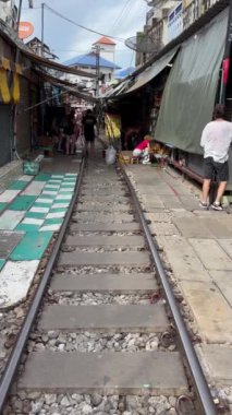 Samut Songkhram, Bangkok, Tayland, 17 Ağustos 2024: Samut Songkhram 'daki tren pazarı Bangkok, Tayland, Hindiçin, Asya' dan bir saat uzaklıkta