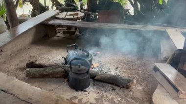 Tayland 'da Doi Inthanon' da bir Karen kabilesi köyünde orman yangınında kahve hazırlıyorum.