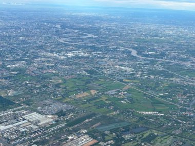 Bangkok havaalanı, Tayland, Hindiçin, Asya 'ya yaklaşırken uçaklardan görülen bol miktarda yağmurdan kaynaklanan tarım arazileri ve binalar.