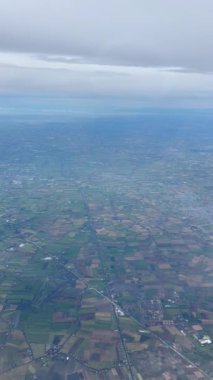 Şehrin ve uçak penceresinin havadan görüntüsü